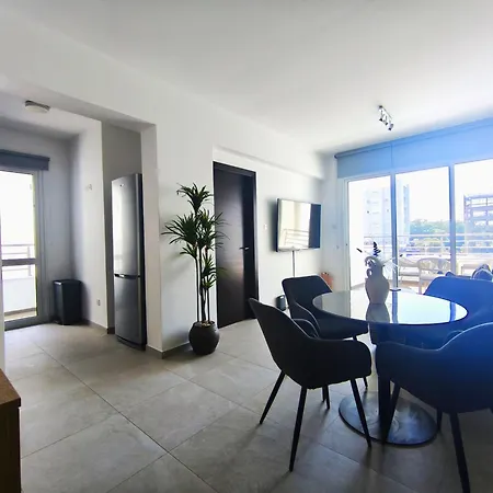 Peaceful Modern With Nature Views Lejlighed