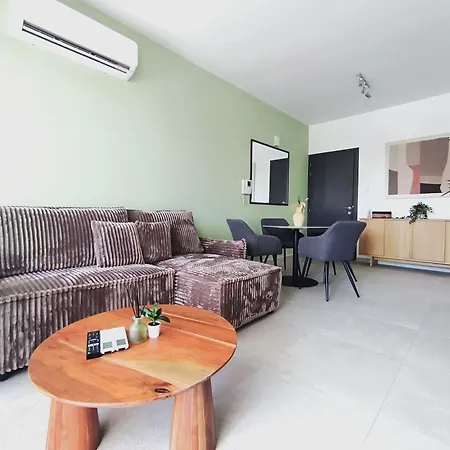 Peaceful Modern With Nature Views Lejlighed